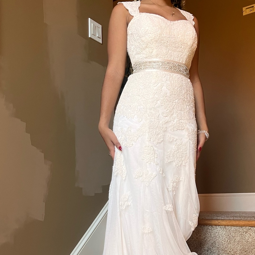 COPY - New and Classic Lace Wedding Dress. A friend’s store is closing.